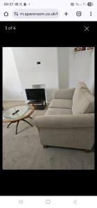 een woonkamer met een bank en een salontafel bij 14 london road in Stonewood