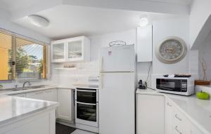 Kuchyň nebo kuchyňský kout v ubytování Shell Cove by Charlesworth