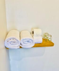 阁帕延岛Phayam Paradise Resort的架子上装有毛巾和卫生纸