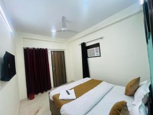 Una televisión o centro de entretenimiento en Hotel A S Residency - Saket Metro