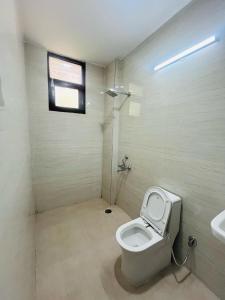 Un baño de Hotel A S Residency - Saket Metro