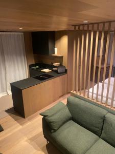een woonkamer met een bank en een keuken bij Residence Cesa Callegari in Selva di Val Gardena