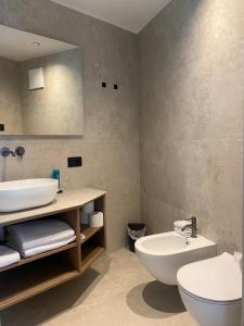 een badkamer met een witte wastafel en een toilet bij Residence Cesa Callegari in Selva di Val Gardena