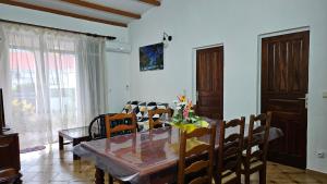 TV a/nebo společenská místnost v ubytování Maison la Casa Créole, spa, emplacement central