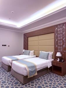 una habitación de hotel con dos camas en una habitación en Dimond Vision Hotel, en Yeda