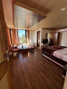 Postel nebo postele na pokoji v ubytování Hotel Lords Regency - Connected to Mall Road