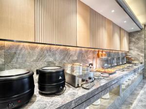 Η κουζίνα ή μικρή κουζίνα στο GreenTree Inn HuZhou AnJi YingBin Avenue Express Hotel