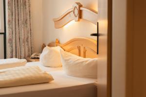 Postel nebo postele na pokoji v ubytování Hotel Gruberhof Innsbruck Igls B&B