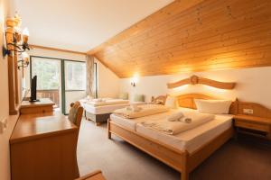 Postel nebo postele na pokoji v ubytování Hotel Gruberhof Innsbruck Igls B&B