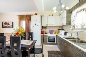 Η κουζίνα ή μικρή κουζίνα στο Miraluna View