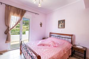 Ένα ή περισσότερα κρεβάτια σε δωμάτιο στο Miraluna View