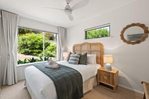 Un dormitorio con una cama grande y una ventana. en The Surf Nook - Walk to Beach - Family Friendly, en Gracetown