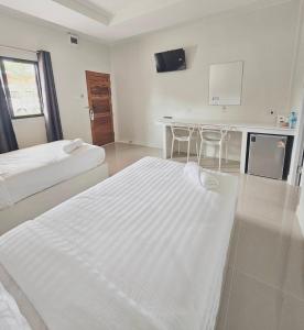 Giường trong phòng chung tại เอเวอร์เมย์ รีสอร์ท Evermay Resort