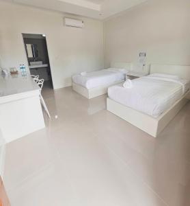 Giường trong phòng chung tại เอเวอร์เมย์ รีสอร์ท Evermay Resort