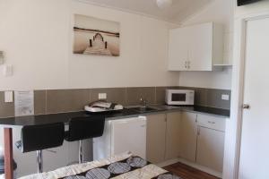 Кухня или мини-кухня в Oakridge Motel Tourist Park
