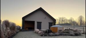 un piccolo edificio bianco in un campo con una recinzione di Villa Panorama a Żywiec