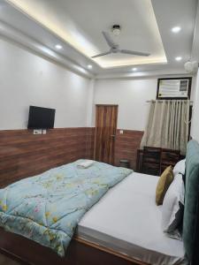 Una cama o camas en una habitación de Roop Mahal