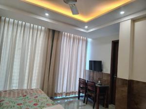 Una televisión o centro de entretenimiento en Roop Mahal