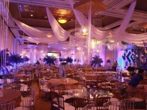 una grande sala banchetti con tavoli e sedie bianchi di Hotel Honduras Maya a Tegucigalpa Altre 43 foto