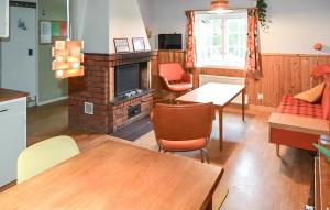 Χώρος καθιστικού στο 2 Bedroom Awesome Home In Ekshärad