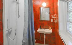 Ένα μπάνιο στο 2 Bedroom Awesome Home In Ekshärad