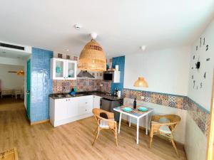 eine Küche mit Tisch und Stühlen in einem Zimmer in der Unterkunft Casas del Castillo Peñíscola-Intramuros Suites in Peñíscola