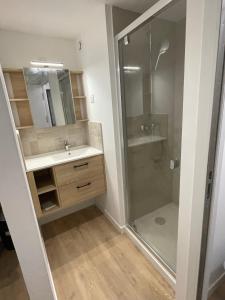 Et badeværelse på Maison de ville rénovée - Carc'apparts - terrasse