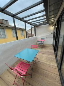En balkon eller terrasse på Maison de ville rénovée - Carc'apparts - terrasse