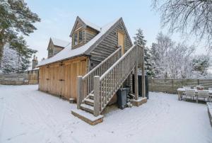 Edinburgh's Winter Chalet في روزلين: كوخ ذو درج في الثلج