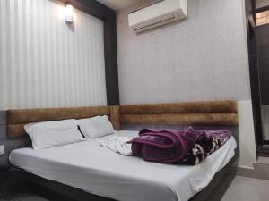 uma cama com um cobertor num quarto em Hotel Suryadeo em Jabalpur