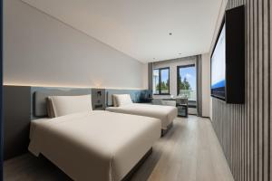 Una televisión o centro de entretenimiento en Atour Light Hotel Shanghai Jiading Pingcheng Road