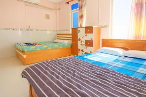 a bedroom with two beds and a window at Ngọc Mơ Motel in Ho Chi Minh City