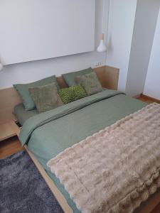 En eller flere senge i et værelse på Apartman Luna Jahorina Hotel Zlatni javor Milosa Crnjanskog 2d + 14 billeder