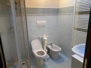a bathroom with a toilet and a sink at Mansarda Residenza Giada in Pila