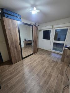 TV a/nebo společenská místnost v ubytování Chambre dans l'habitat