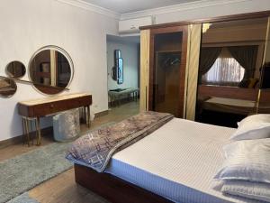 Giường trong phòng chung tại Royal Mansion with private pool in sheikh zayed Compound families +74 ảnh