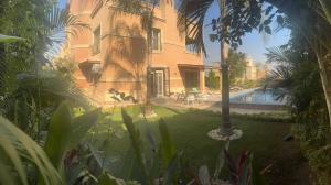 Vườn quanh Royal Mansion with private pool in sheikh zayed Compound families