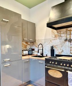 une cuisine avec des appareils en acier inoxydable et une cuisinière dans l'établissement der Elbe so nah, à Dömitz