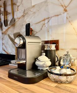 - un comptoir de cuisine avec un mixeur et un bol de nourriture dans l'établissement der Elbe so nah, à Dömitz