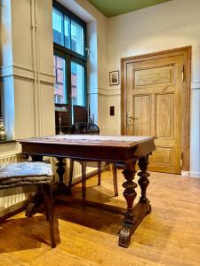 - une table de ping-pong dans une pièce avec porte dans l'établissement der Elbe so nah, à Dömitz