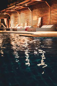 uma piscina com espreguiçadeiras e água em ananea Hurghada - Adults Only em Hurghada