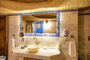 Ages in Cappadocia Premium في أوشيسار: حمام مزود بحوض ومِرآة +104 صور