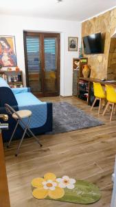 a bedroom with a bed and a living room at Casa Zia Maria 6 posti Monterosso Coast to Coast in Monterosso