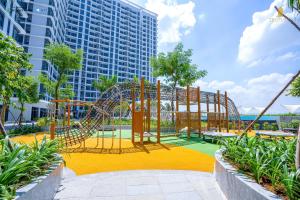 Zona de juegos infantil en The Glory Midori Park 2BR Pool Gym free, gần Aeon