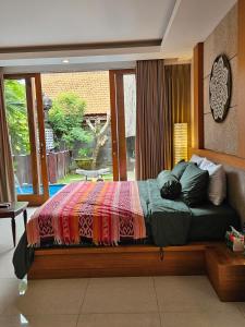 Giường trong phòng chung tại villa legong