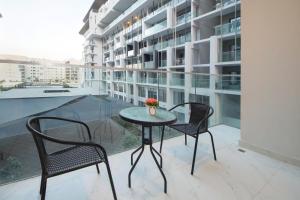 Un balcón o terraza en Silk Valley - Chic Studio | Close to AUH & Yas Island | Pool & Parking