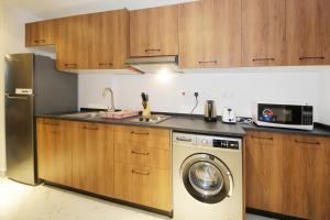 Una cocina o cocineta en Silk Valley - Chic Studio | Close to AUH & Yas Island | Pool & Parking