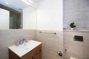 Un baño de Silk Valley - Chic Studio | Close to AUH & Yas Island | Pool & Parking