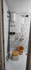 un baño con inodoro y lavabo en Dwarkesh Boys Zostel, en Junagadh