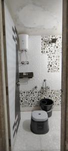 - Baño con aseo en una habitación en Dwarkesh Boys Zostel, en Junagadh
